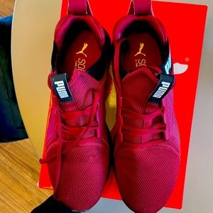 Mens size 10 soft foam tennis shoe. Like new